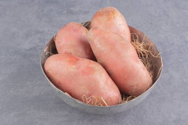 Mermer arka planda bir kase olgun patates. Yüksek kalite fotoğraf