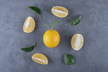 Limon dilimleri ve gri arka planda yapraklar. Yüksek kalite fotoğraf