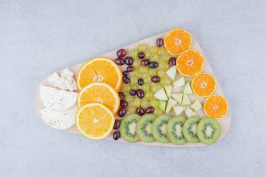 Beyaz arka planda taze meyvelerden oluşan tahta bir tahta. Yüksek kalite fotoğraf