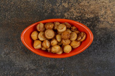 Turuncu kasede tuzlu krakerler. Yüksek kalite fotoğraf