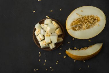 Yarısı kesilmiş ve karpuz dilimleri siyah masada. Yüksek kalite fotoğraf