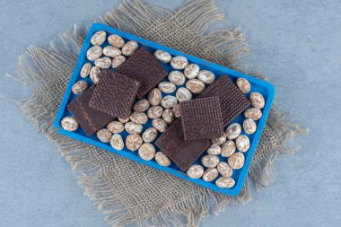 Ahşap tepside, mermer zemin üzerinde tarçınlı gözleme. Yüksek kalite fotoğraf