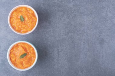 Mermer zemin üzerinde iki kase mercimek çorbası. Yüksek kalite fotoğraf