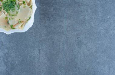 Beyaz kasede makarna ile ev yapımı çorba. Yüksek kalite fotoğraf