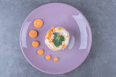 Küçük bir porsiyon vejetaryen pirinci, mermer arka planda. Yüksek kalite fotoğraf