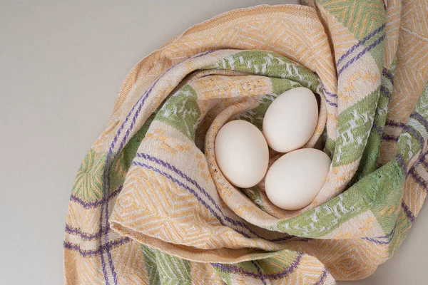 Αρκετά Φρέσκα Λευκά Αυγά Κοτόπουλου Στο Τραπεζομάντιλο Υψηλής Ποιότητας Φωτογραφία — Φωτογραφία Αρχείου