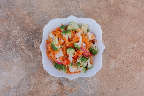 Talíř Míchaného Zeleninového Salátu Mramorovém Pozadí Kvalitní Fotografie — Stock fotografie