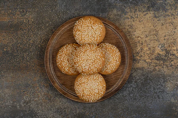 Cookies Med Sesamfrön Träskiva Högkvalitativt Foto — Stockfoto