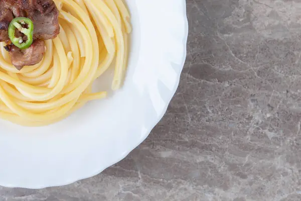 Gebakken Vlees Pasta Plaat Marmeren Achtergrond Hoge Kwaliteit Foto — Stockfoto