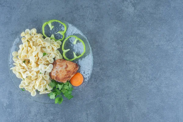 닭고기와 맛있는 파스타를 유리판에 고품질 — 스톡 사진