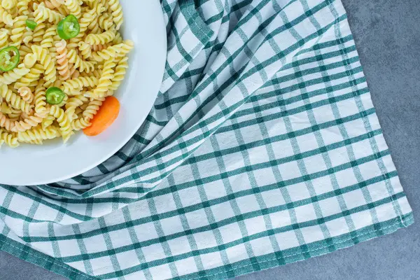Heerlijke Fusilli Pasta Met Groenten Wit Bord Hoge Kwaliteit Foto — Stockfoto