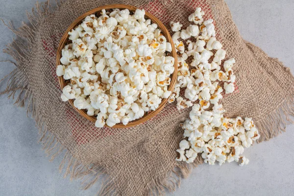 Pipocas Crocantes Espalhadas Pedaço Pano Lado Uma Tigela Cheia Fundo — Fotografia de Stock