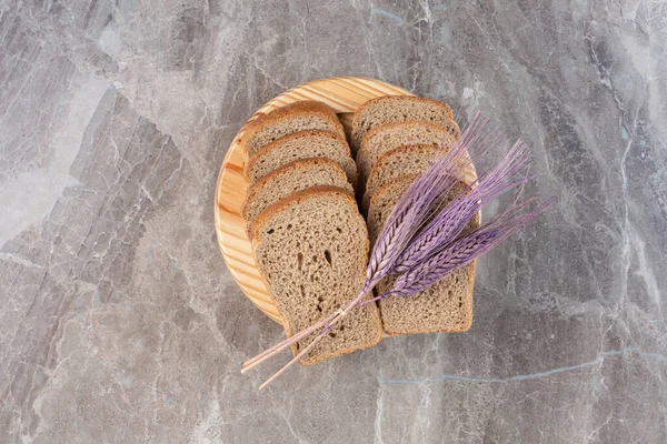 Rebanadas Apiladas Pan Integral Tallo Trigo Morado Una Bandeja Sobre —  Fotos de Stock