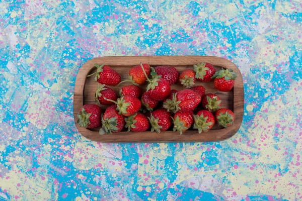 Rote Erdbeeren Holzbrett Isoliert Auf Blauem Hintergrund — Stockfoto