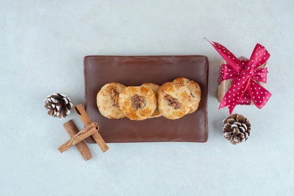 Dark Plate Cookies Christmas Small Present Pinecones High Quality Photo — Stock Photo, Image