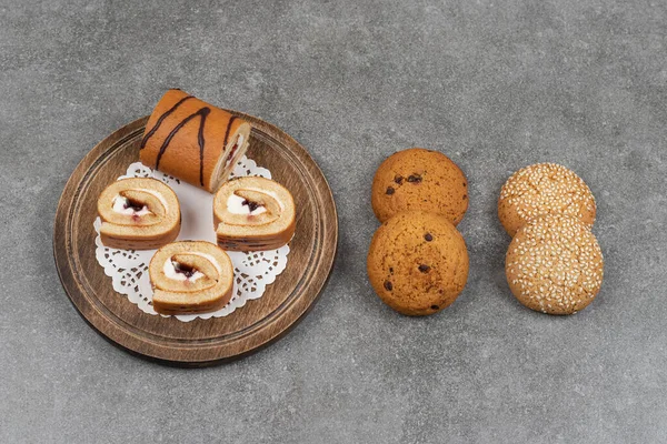 Rodajas Torta Rollo Sobre Tabla Madera Con Galletas Foto Alta —  Fotos de Stock