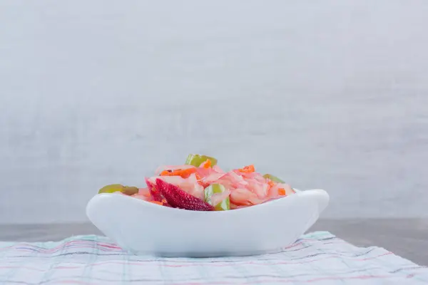 Appetizer Kom Van Diverse Gepekelde Groenten Tafelkleed Marmeren Achtergrond Hoge — Stockfoto