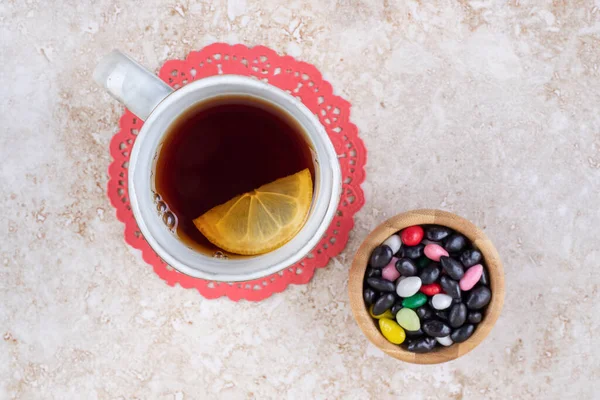 Una Taza Sobre Tapete Una Variedad Dulces Que Sirven Sobre — Foto de Stock