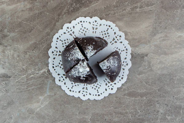 초콜릿 케이크는 대리석 표면에 조각으로 나누어 있습니다 고품질 — 스톡 사진