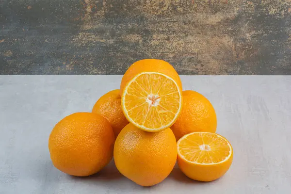 Свіжі Стиглі Апельсини Кам Яному Столі Високоякісна Фотографія — стокове фото