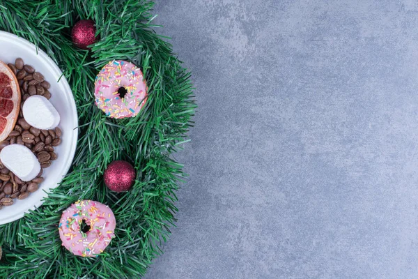 Christmas Wreath Donuts Christmas Balls High Quality Photo — Stock Photo, Image