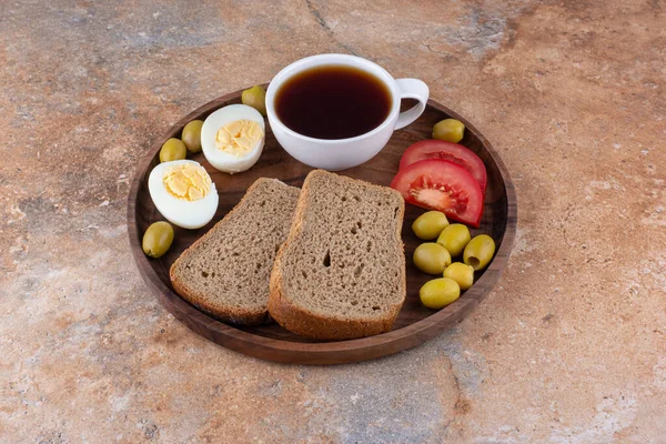 Talerz Śniadaniowy Chlebem Filiżanką Herbaty Wysokiej Jakości Zdjęcie — Zdjęcie stockowe