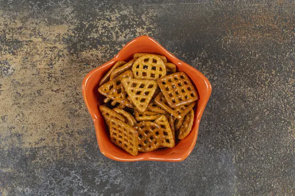 Skål Med Saltade Kex Marmor Bakgrund Högkvalitativt Foto — Stockfoto