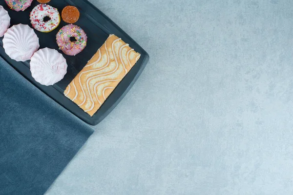 Cake Roll Koekjes Donuts Marmelades Een Marineplankje Marmeren Ondergrond Hoge — Stockfoto