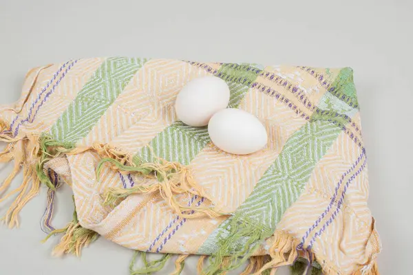 Δύο Φρέσκα Λευκά Αυγά Κοτόπουλου Στο Τραπεζομάντιλο Υψηλής Ποιότητας Φωτογραφία — Φωτογραφία Αρχείου