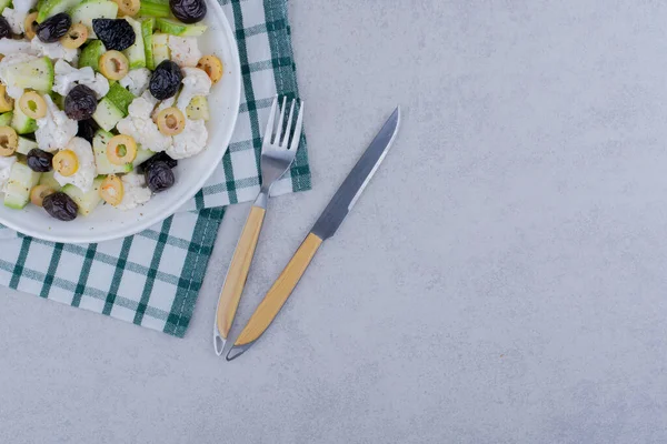 Salat Med Grønnsaker Svarte Oliven Bilde Høy Kvalitet – stockfoto