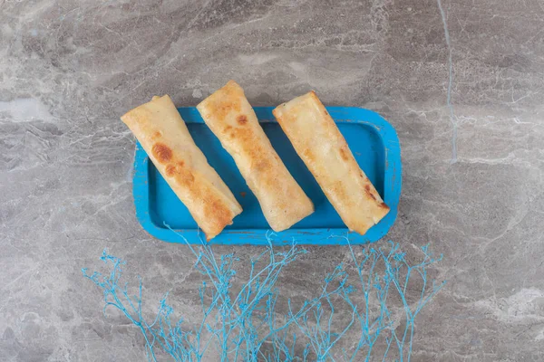 Pancake Wrappings Blue Platter Marble Background High Quality Photo — Stock Photo, Image
