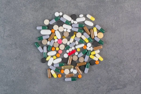 Çeşitli ilaç hapları, haplar ve kapsüller. Yüksek kalite fotoğraf