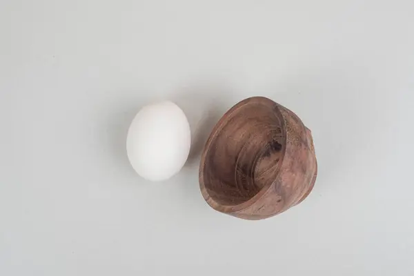 Λευκό Αυγό Κοτόπουλο Φρέσκο Ξύλινο Μπολ Υψηλής Ποιότητας Φωτογραφία — Φωτογραφία Αρχείου