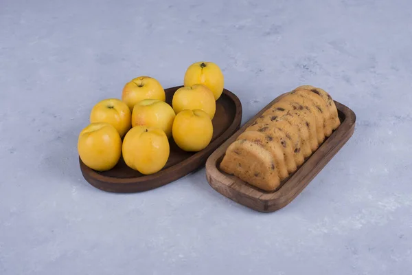 Sárga Őszibarack Görgős Sütemény Fából Készült Tányérokkal Asztal Közepén Szögletes — Stock Fotó
