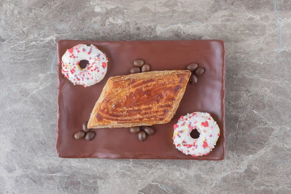 Kleine Kuchen Kaffeebohnen Und Mundgerechte Donuts Auf Einem Teller Auf — Stockfoto