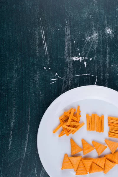 식탁에 감자칩 — 스톡 사진