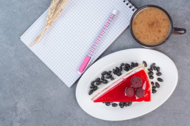 Gri arka planda bir parça kağıt olan lezzetli bir pasta. Yüksek kalite fotoğraf