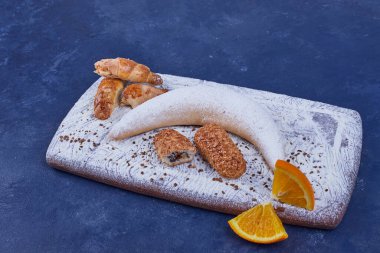 Masanın karşısındaki beyaz tabakta beyaz kruvasan ile çıtır kraker. Yüksek kalite fotoğraf