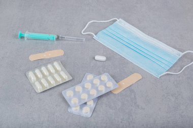 Boş şırınga ve haplarla dolu tıbbi koruyucu maske. Yüksek kalite fotoğraf