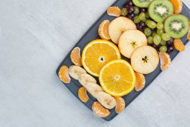 Meyve tabağı, narenciye, üzüm, muz ve kivi dilimleri. Yüksek kalite fotoğraf