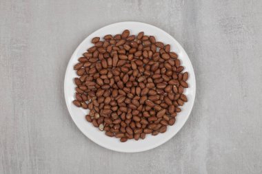 Beyaz tabakta taze fıstık yığını. Yüksek kalite fotoğraf