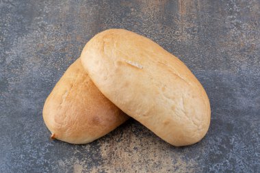 Mermer arka planda iki oval çörek. Yüksek kalite fotoğraf