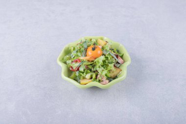 Dilimlenmiş füme sosis, yeşil kasede marul ve domates. Yüksek kalite fotoğraf