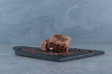 Siyah bir tabakta iki küçük parça browni. Yüksek kalite fotoğraf