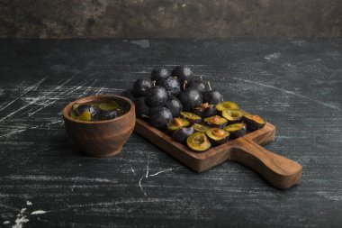 Tahtadaki ham mavi eriklerin üst görünümü, boşluk arkaplanını kopyala