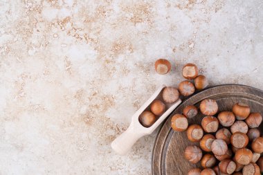 Sağlıklı macadamia fındıklarıyla dolu tahta bir tahta. Yüksek kalite fotoğraf