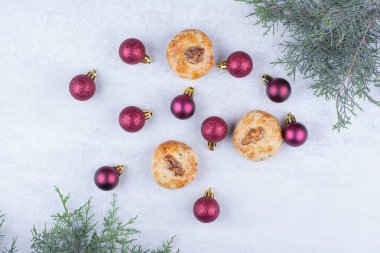 Cevizli kurabiyeler ve parıltılı Noel topları. Yüksek kalite fotoğraf