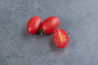 Mermer zemin üzerinde bir sürü kırmızı kiraz domatesleri. Yüksek kalite fotoğraf