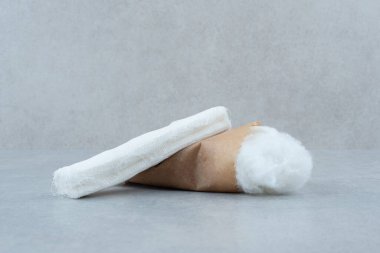 Gri arka planda tıbbi pamuk. Yüksek kalite fotoğraf