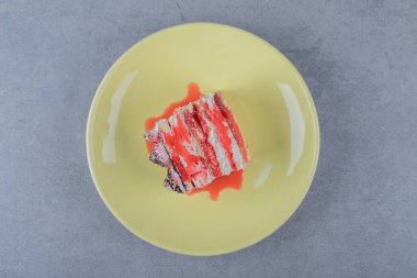 Sarı tabakta soslu taze greyfurtlu kek. Yüksek kalite fotoğraf